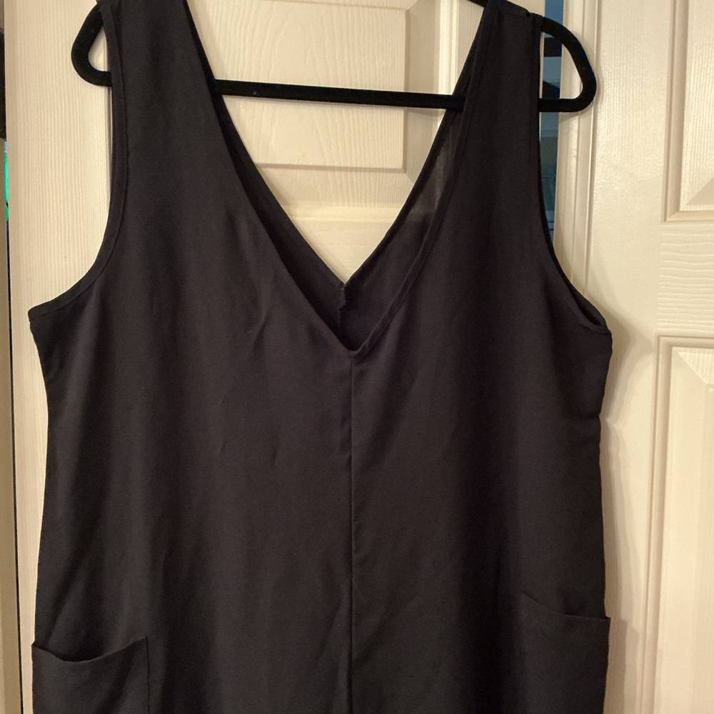Black V-Neck Sleeveless Jumpsuit - Picture 3 of 5